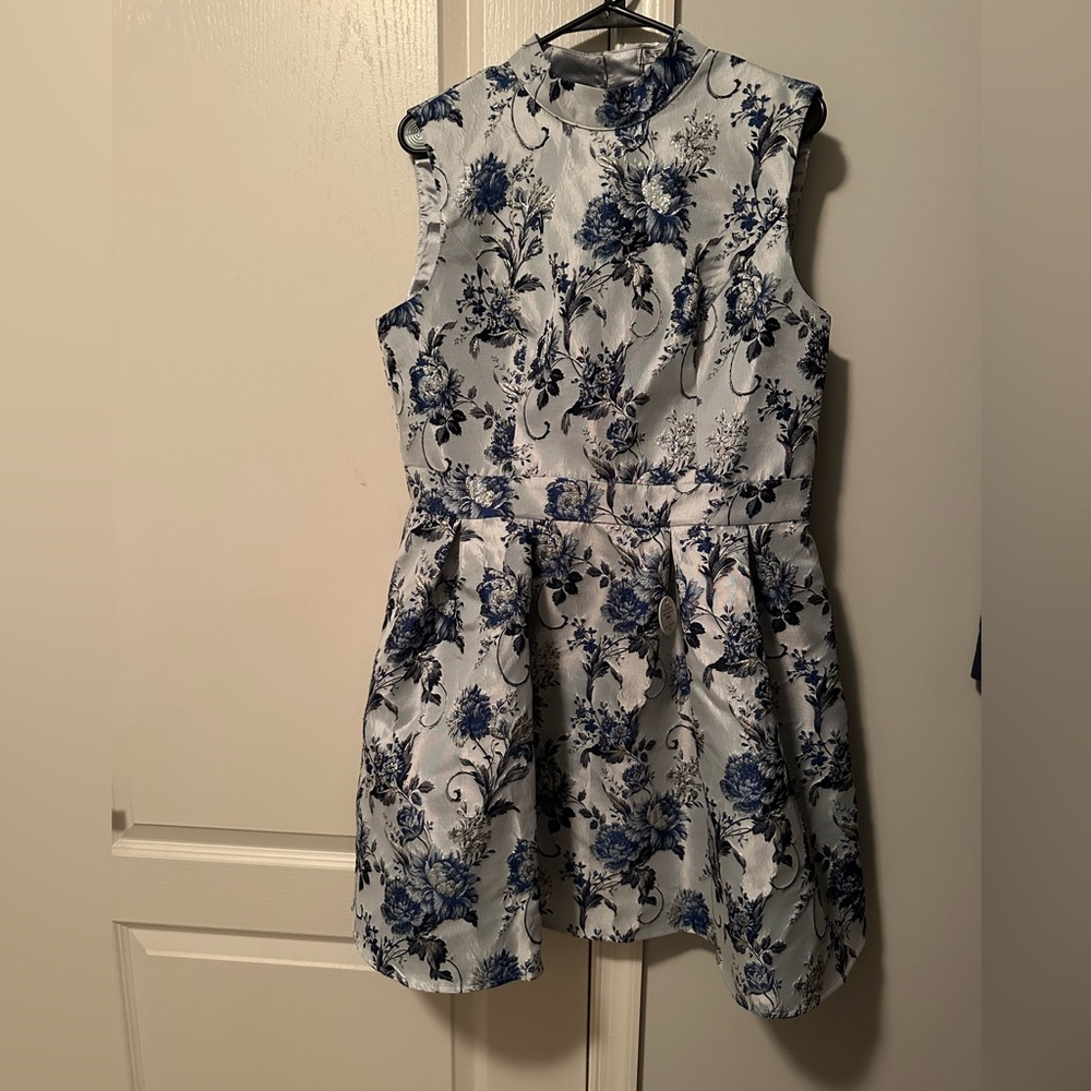 Jacquard dress with metallic accents